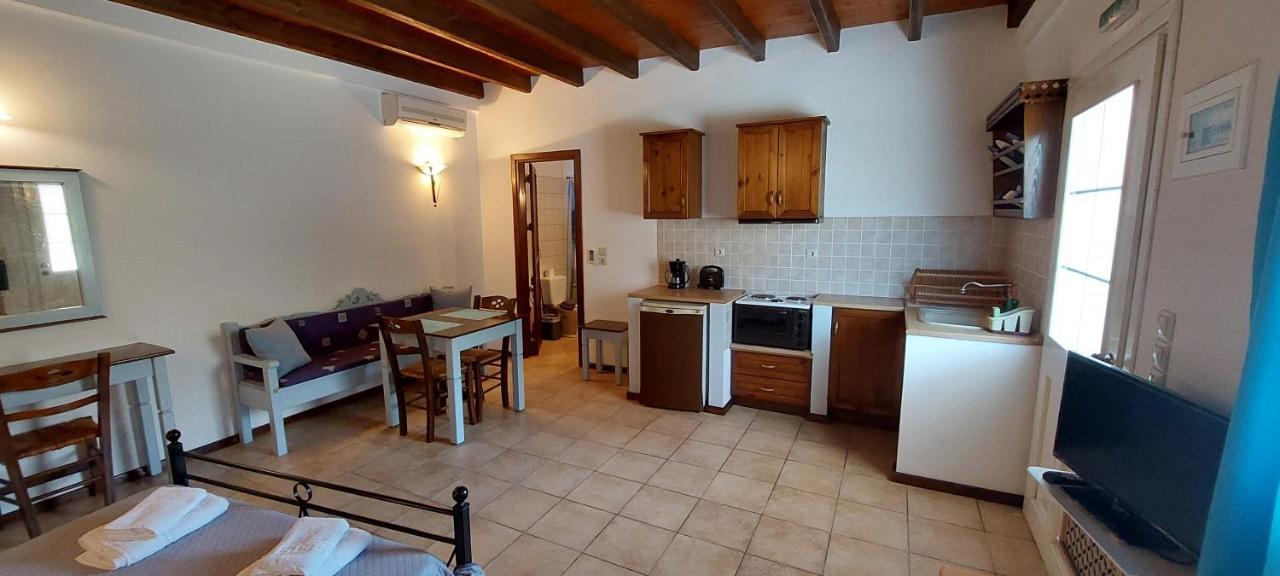 Ο Μπαξεσ Appartement Livadi  Buitenkant foto