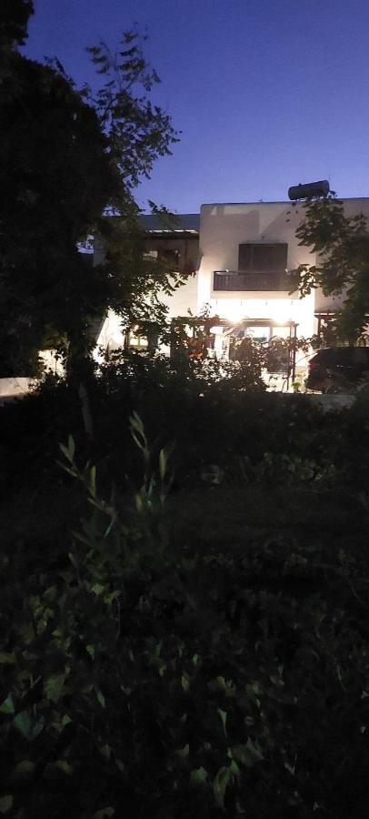 Ο Μπαξεσ Appartement Livadi  Buitenkant foto