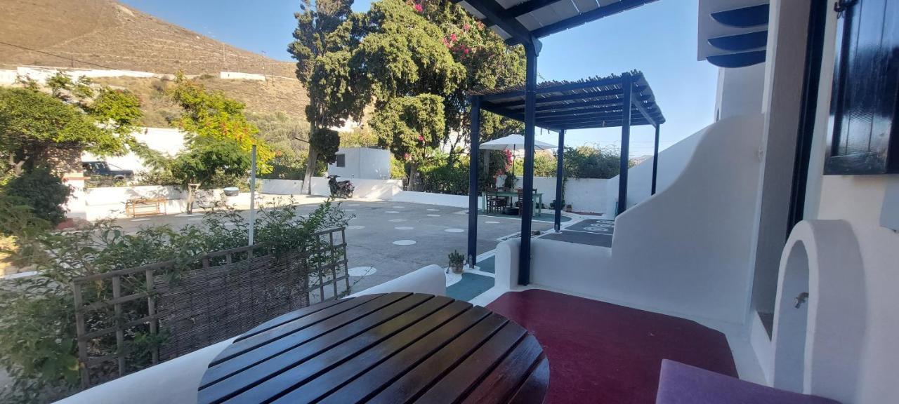 Ο Μπαξεσ Appartement Livadi  Buitenkant foto