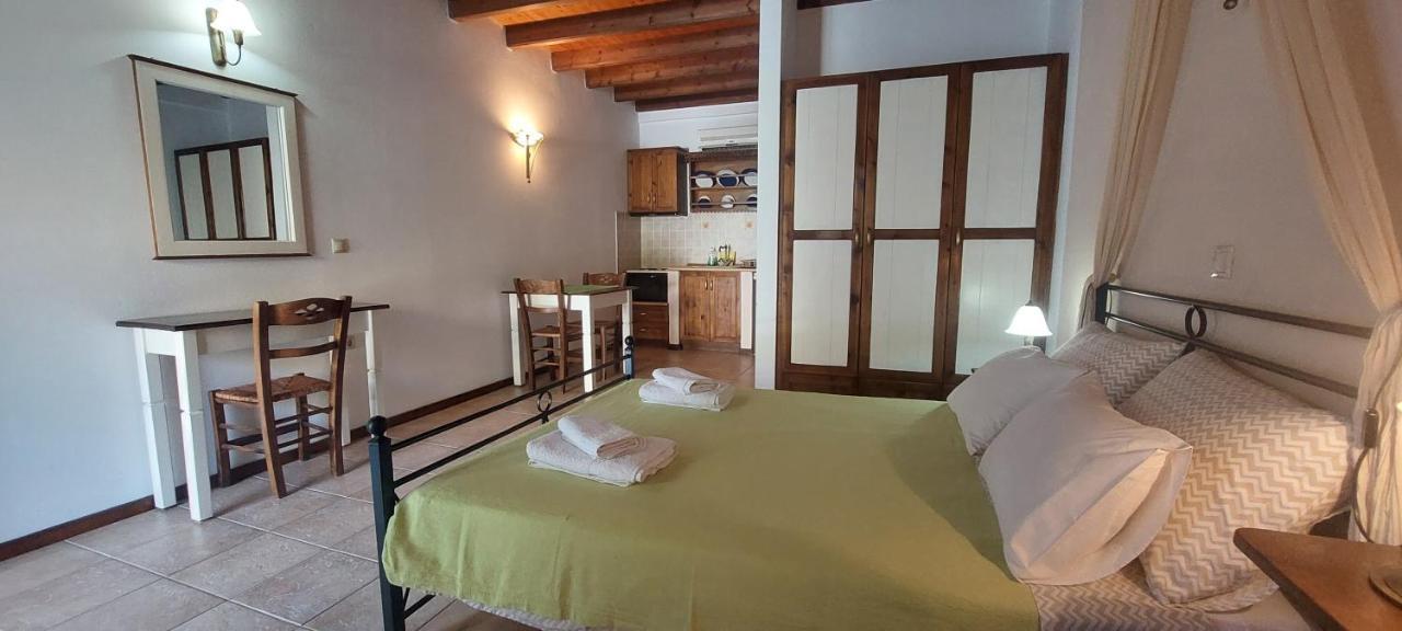 Ο Μπαξεσ Appartement Livadi  Buitenkant foto